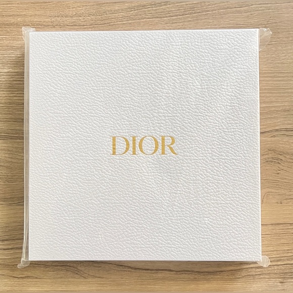 🧩 SEALED 🧩 Christian Dior Around The World 500 Piece Puzzle Silver Status Gift - Picture 2 of 5